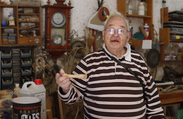 Paco Rubio mostrando una de sus piezas. Paco Rubio mostrando una de sus piezas.