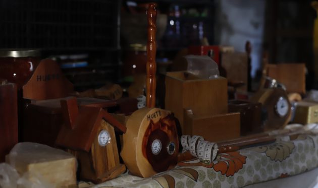 Relojes enmarcados en madera. Relojes enmarcados en madera.