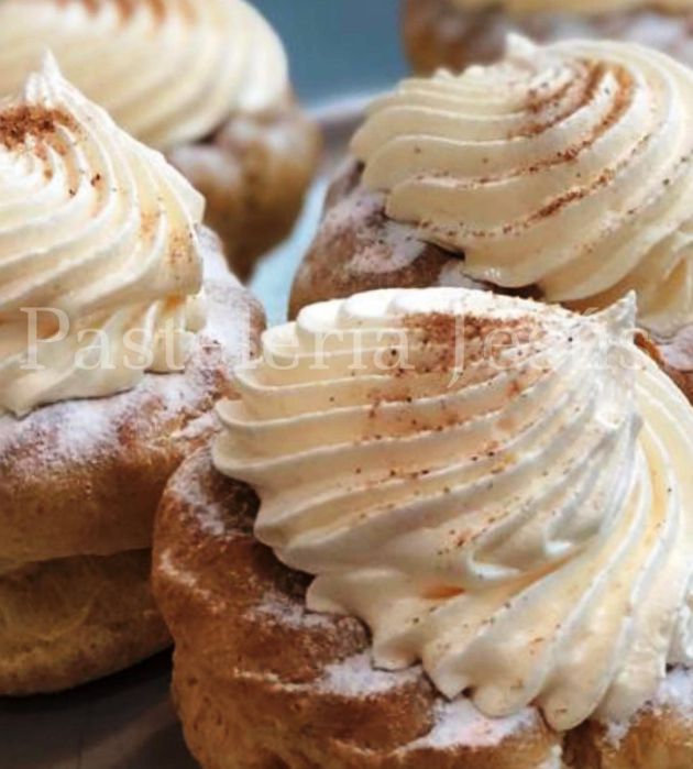 Pocitos de crema con masa de pitisú de Pastelería Jesús Pocitos de crema con masa de pitisú de Pastelería Jesús