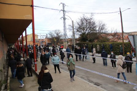 Vecinos esperando durante la mañana para participar en el cribado poblacional de Cuéllar y su zona básica de salud Vecinos esperando durante la mañana para participar en el cribado poblacional de Cuéllar y su zona básica de salud