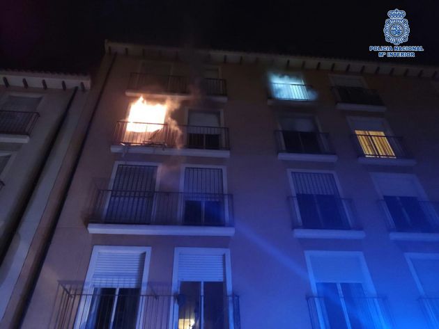 Aunque un policía nacional ha intentado auxiliar a la mujer, no ha podido acceder a la habitación en la que se encontraba debido a la virulencia del fuego Aunque un policía nacional ha intentado auxiliar a la mujer, no ha podido acceder a la habitación en la que se encontraba debido a la virulencia del fuego