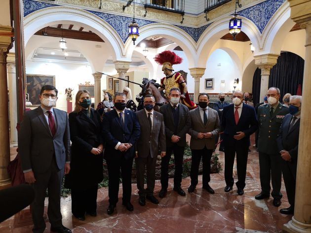 Las autoridades asistentes al acto de inauguración, ante las imágenes secundarias del misterio de la Sagrada Lanzada Las autoridades asistentes al acto de inauguración, ante las imágenes secundarias del misterio de la Sagrada Lanzada