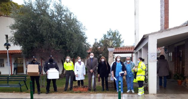 Autoridades y profesionales en la fachada de residencia "Ciudad de Matrimonios Ancianos" Autoridades y profesionales en la fachada de residencia "Ciudad de Matrimonios Ancianos"