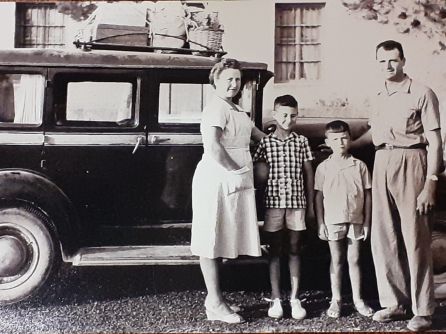 De izquierda a derecha: Eulalia Sánchez Pedreño. Francisco y Antonio Ros Sánchez y Juan Ros Torres, con el taxi Oldsmobile, en la puerta de su casa de Los Carriones, (La Magdalena), en 1964. En la fotografía puede apreciarse entre otros detalles la carretera recientemente asfaltada por primera vez en ese año De izquierda a derecha: Eulalia Sánchez Pedreño. Francisco y Antonio Ros Sánchez y Juan Ros Torres, con el taxi Oldsmobile, en la puerta de su casa de Los Carriones, (La Magdalena), en 1964. En la fotografía puede apreciarse entre otros detalles la carretera recientemente asfaltada por primera vez en ese año