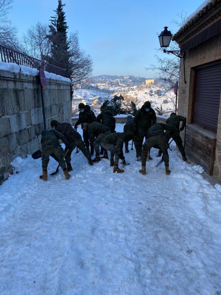 Militares de la BRIX, durante las labores de limpieza de hielo y nieve en Toledo Militares de la BRIX, durante las labores de limpieza de hielo y nieve en Toledo