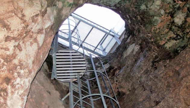 Instalación y equipamiento en el pozo minero de acceso a la mina de Torralba (Cuenca). Instalación y equipamiento en el pozo minero de acceso a la mina de Torralba (Cuenca).