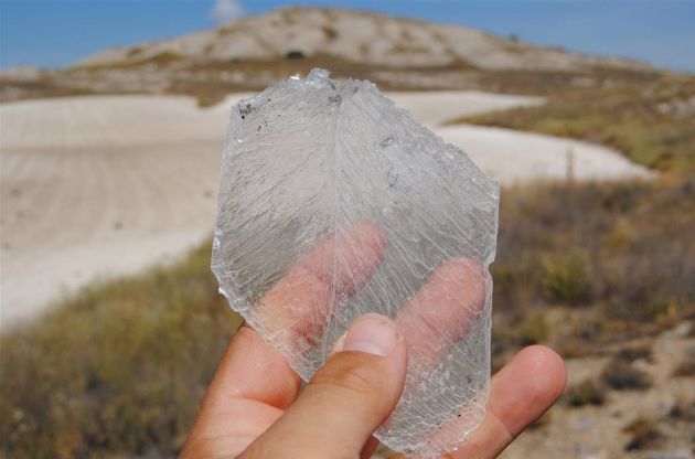 El mineral se encuentra de forma habitual e incluso en la superficie en los territorios de la Mancha y la Alcarria de Cuenca, en una franja de terreno de yesos que discurre de norte a sur desde La Frontera a San Clemente. El mineral se encuentra de forma habitual e incluso en la superficie en los territorios de la Mancha y la Alcarria de Cuenca, en una franja de terreno de yesos que discurre de norte a sur desde La Frontera a San Clemente.