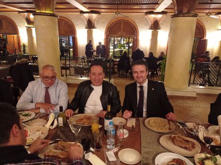 Enrique García (dcha), comparte un almuerzo con los anfitriones egipcios Enrique García (dcha), comparte un almuerzo con los anfitriones egipcios