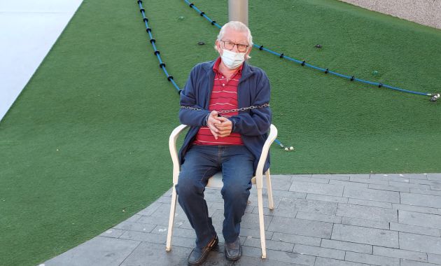 Un hombre de 73 años se encadena en Tenerife para exigir su pensión no contributiva Un hombre de 73 años se encadena en Tenerife para exigir su pensión no contributiva