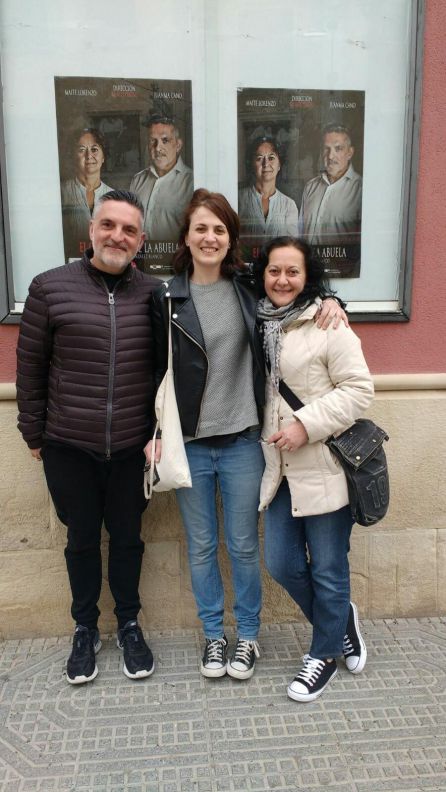 Maite Lorenzo, a la derecha, junto a Natalie Hickey y Juanma Cano, en la puerta del Teatro Vico de la localidad murciana de Jumilla Maite Lorenzo, a la derecha, junto a Natalie Hickey y Juanma Cano, en la puerta del Teatro Vico de la localidad murciana de Jumilla