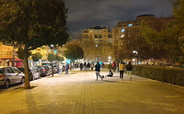 Vecinos de Granada en la calle en la noche del 26 de enero de 2021 tras producirse una treintena de terremotos Vecinos de Granada en la calle en la noche del 26 de enero de 2021 tras producirse una treintena de terremotos