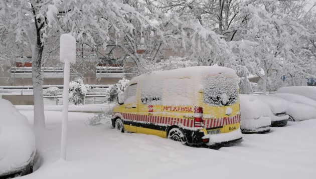 Imagen de otra ambulancia del SUMMA atrapada por la nevad de la borrasca Filomena Imagen de otra ambulancia del SUMMA atrapada por la nevad de la borrasca Filomena