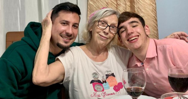 Carmen Castro disfrutando la Nochebuena junto a sus nietos Roberto y Alberto Carmen Castro disfrutando la Nochebuena junto a sus nietos Roberto y Alberto