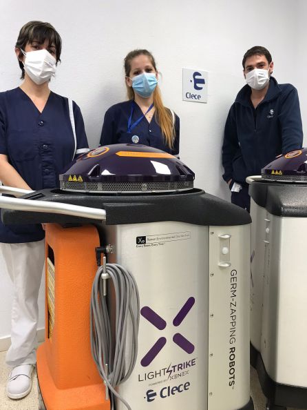 Adriana, Elena y Christian, personal de limpieza del Hospital Miguel Servet de Zaragoza, con el robot desinfectante Xenex Adriana, Elena y Christian, personal de limpieza del Hospital Miguel Servet de Zaragoza, con el robot desinfectante Xenex