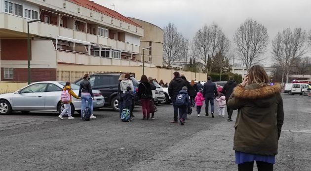 Momento en el que los padres y madres junto con los escolares volvían al colegio tras la reparación de la fuga Momento en el que los padres y madres junto con los escolares volvían al colegio tras la reparación de la fuga