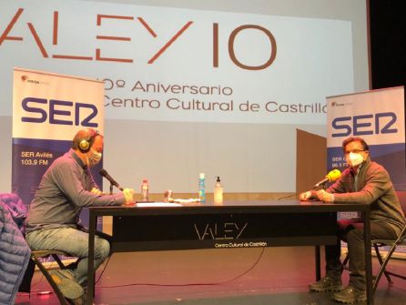 Nacho Poncela durante el programa junto a uno de los invitados. Nacho Poncela durante el programa junto a uno de los invitados.