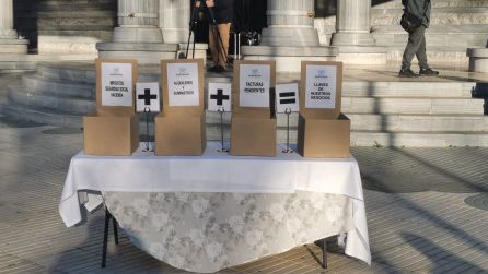 Hosteleros protestan por su cierre ante la Asamblea dejando llaves y facturas. Hosteleros protestan por su cierre ante la Asamblea dejando llaves y facturas.