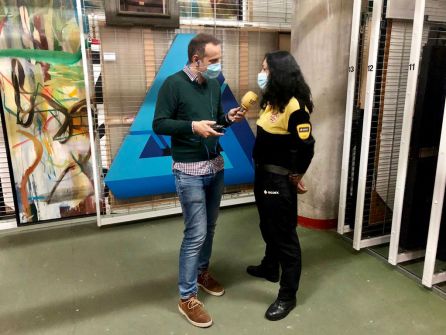 Santi junto a Choni Palazón, miembro de seguridad, dentro de la cámara acorazada del IVAM Santi junto a Choni Palazón, miembro de seguridad, dentro de la cámara acorazada del IVAM