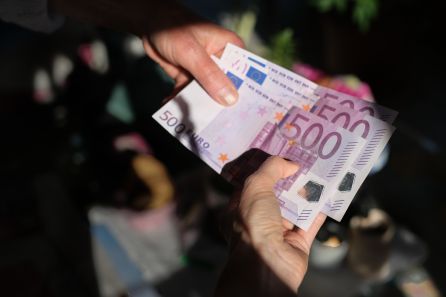 Dos personas se intercambian varios billetes de 500 euros Dos personas se intercambian varios billetes de 500 euros