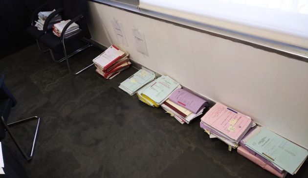 Imagen de los expedientes pendientes colocados en el suelo del despacho del magistrado Carmelo Ordoñez,por falta de espacio. Imagen de los expedientes pendientes colocados en el suelo del despacho del magistrado Carmelo Ordoñez,por falta de espacio.