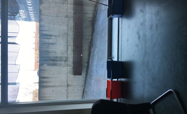 Imagen de un despacho en la planta baja del edificio de los juzgados, con cubos para recoger el agua de las goteras, durante las últimas lluvias Imagen de un despacho en la planta baja del edificio de los juzgados, con cubos para recoger el agua de las goteras, durante las últimas lluvias