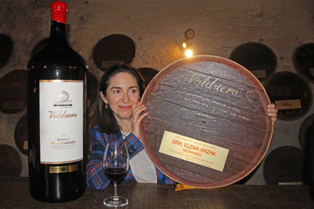 Arzak posa con la barrica de su vino, 'Noramat' Arzak posa con la barrica de su vino, 'Noramat'