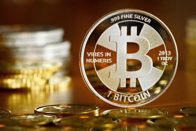 Una vista general de una moneda con el logo de la criptomoneda Bitcoin en una tienda de monedas. Imagen de archivo.
Una vista general de una moneda con el logo de la criptomoneda Bitcoin en una tienda de monedas. Imagen de archivo.