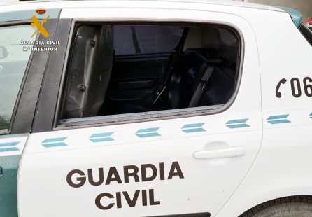Luna trasera del vehículo patrulla, rota tras los golpes que dió el detenido durante su traslado. Luna trasera del vehículo patrulla, rota tras los golpes que dió el detenido durante su traslado.