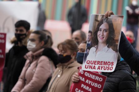 Carteles con la imagen de Isabel Díaz Ayuso en la concentración Carteles con la imagen de Isabel Díaz Ayuso en la concentración