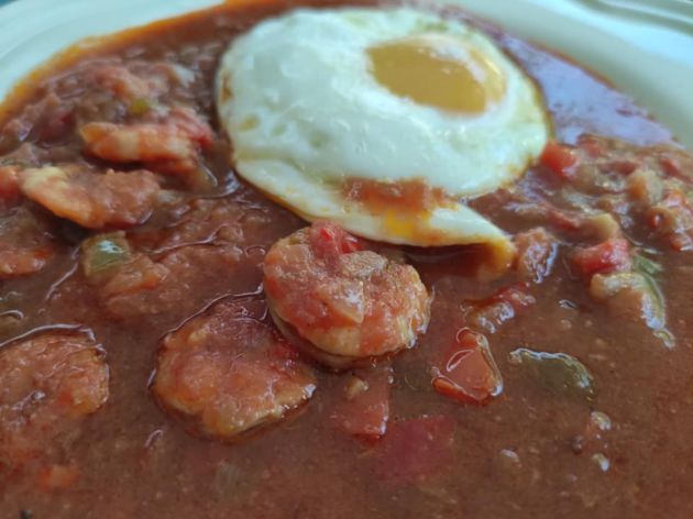 Langostinos con tomates frito de la Rosario con huevo frito Langostinos con tomates frito de la Rosario con huevo frito