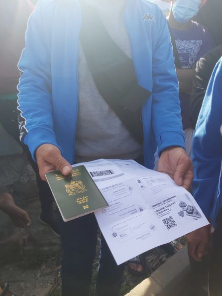 Said enseña su billete de avión y su pasaporte Said enseña su billete de avión y su pasaporte