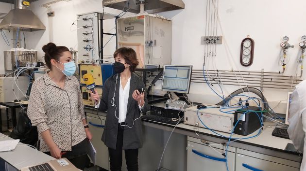 La investigadora, profesora ayudante y premio Medio Ambiente del Gobierno de Aragón, María Abián, junto a la directora de contenidos de Radio Zaragoza, Eva Pérez Sorribes, en el Laboratorio La investigadora, profesora ayudante y premio Medio Ambiente del Gobierno de Aragón, María Abián, junto a la directora de contenidos de Radio Zaragoza, Eva Pérez Sorribes, en el Laboratorio