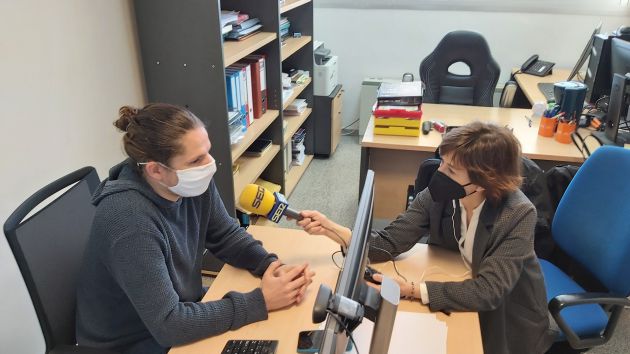 El investigador del grupo de Robótica, Eduardo Montijano, durante la grabación de este reportaje, con Eva Pérez Sorribes El investigador del grupo de Robótica, Eduardo Montijano, durante la grabación de este reportaje, con Eva Pérez Sorribes