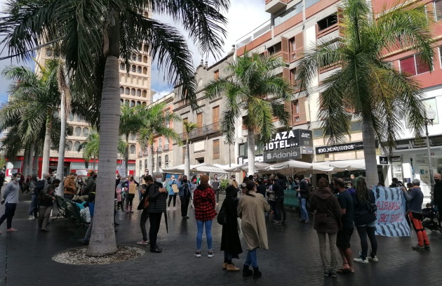 Un grupo de unas doscientas personas se han concentrado este sábado en la Plaza de Candelaria de Santa Cruz de Tenerife, donde se ubican dos de los hoteles que acogen a personas migrantes en Tenerife desde el verano, para protestar por las políticas que el Gobierno del Estado aplica sobre todos ellos en Canarias Un grupo de unas doscientas personas se han concentrado este sábado en la Plaza de Candelaria de Santa Cruz de Tenerife, donde se ubican dos de los hoteles que acogen a personas migrantes en Tenerife desde el verano, para protestar por las políticas que el Gobierno del Estado aplica sobre todos ellos en Canarias