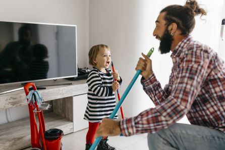 Padre e hija cantan mientras hacen las tareas de la casa Padre e hija cantan mientras hacen las tareas de la casa