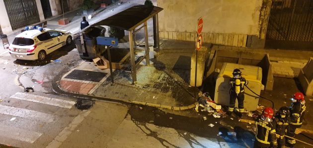 Algunos de los daños al mobiliarios urbano durante los disturbios en Linares. Algunos de los daños al mobiliarios urbano durante los disturbios en Linares.