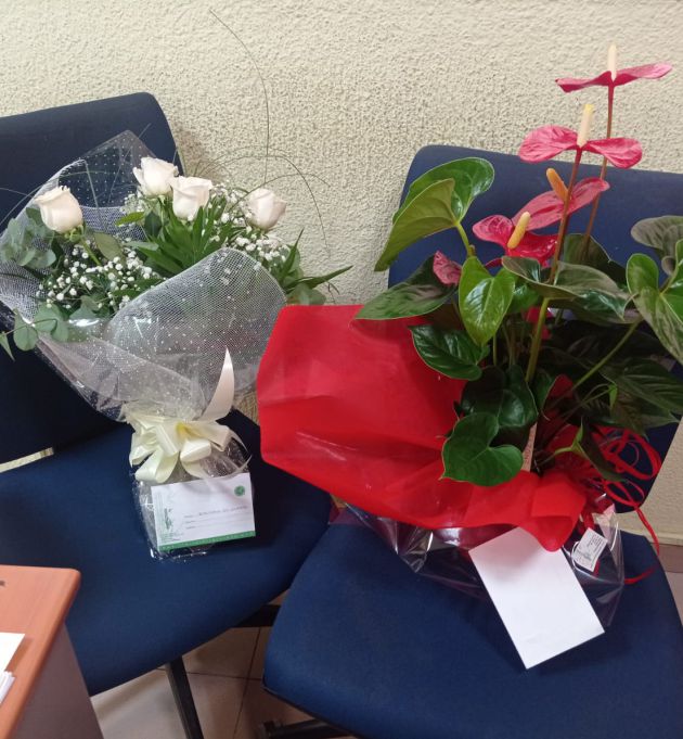 Flores y mensajes recibidos en la comisaría de la Policía nacional en Linares. Flores y mensajes recibidos en la comisaría de la Policía nacional en Linares.