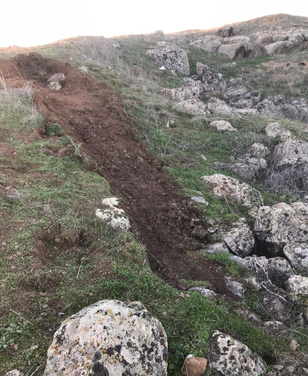 Surco supuestamente dejado por la retirada de la piedra del molino romano Surco supuestamente dejado por la retirada de la piedra del molino romano
