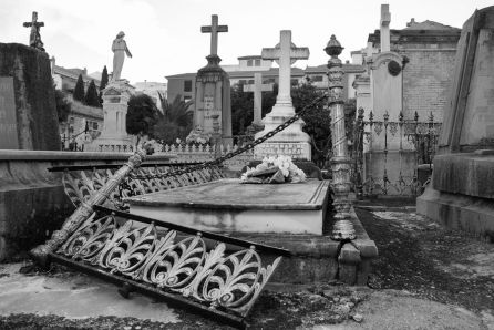 Estado de algunas de las tumbas del cementerio de San Eufrasio. Estado de algunas de las tumbas del cementerio de San Eufrasio.