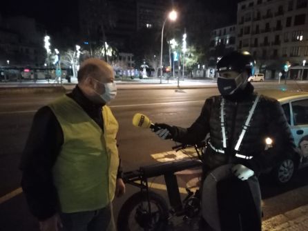 Miguel Sánchez nos atiende después de repartir las últimas bolsas de comida. Miguel Sánchez nos atiende después de repartir las últimas bolsas de comida.