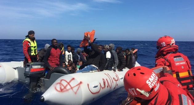 Labores de rescate de la tripulación del 'Aita Mari'. Labores de rescate de la tripulación del 'Aita Mari'.