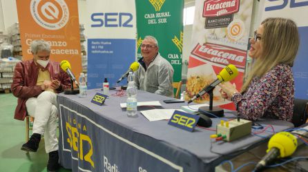 De izquierda a derecha: Eulogio Burrero alcalde de Escacena del Campo (Huelva) y Antonio Tomás gerente de la Cooperativa Campo de Tejada, junto a Ana Gil periodista de la SER De izquierda a derecha: Eulogio Burrero alcalde de Escacena del Campo (Huelva) y Antonio Tomás gerente de la Cooperativa Campo de Tejada, junto a Ana Gil periodista de la SER