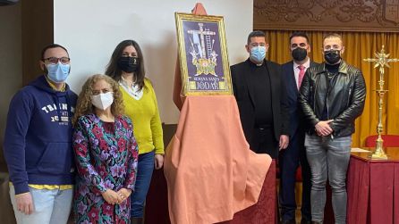 El autor de la obra, Andrés Valera, primero por la izquierda, acompañado de alcaldesa, concejales, párroco y representante de la Unión Local de Cofradías, una vez descubierto el cartel El autor de la obra, Andrés Valera, primero por la izquierda, acompañado de alcaldesa, concejales, párroco y representante de la Unión Local de Cofradías, una vez descubierto el cartel