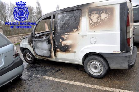 Imagen de uno de los vehículos incendiados Imagen de uno de los vehículos incendiados