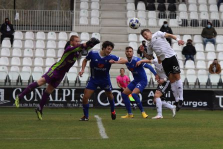 Juanma busca el remate ante el marco del Covadonga Juanma busca el remate ante el marco del Covadonga
