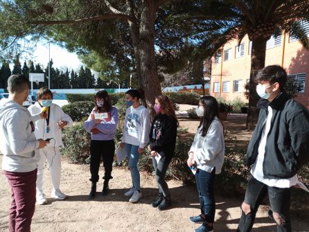 Estudiantes del instituto Guillem Sagrera. Estudiantes del instituto Guillem Sagrera.