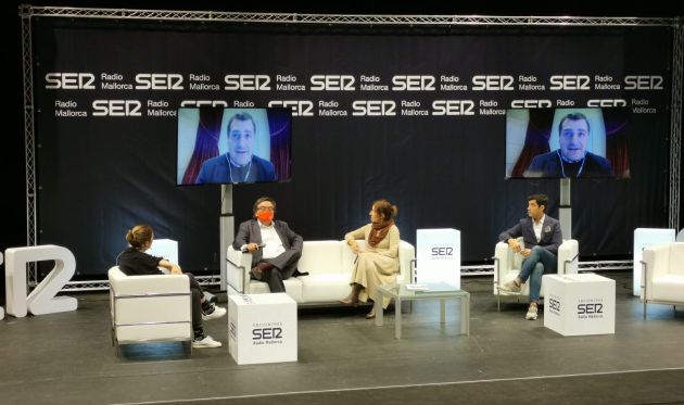 Maria Solivellas, Josep Roca, Josep Vilaseca, Macarena de Castro y Andreu Genestra en la mesa redonda "Cuina i sostenibilitat" Maria Solivellas, Josep Roca, Josep Vilaseca, Macarena de Castro y Andreu Genestra en la mesa redonda "Cuina i sostenibilitat"
