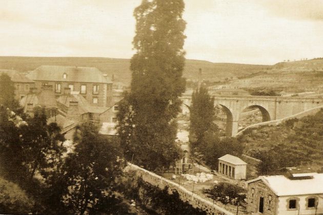 Recinto de la antigua fábrica de loza junto al puente sobre el río Eresma en la actual Vía Roma Recinto de la antigua fábrica de loza junto al puente sobre el río Eresma en la actual Vía Roma