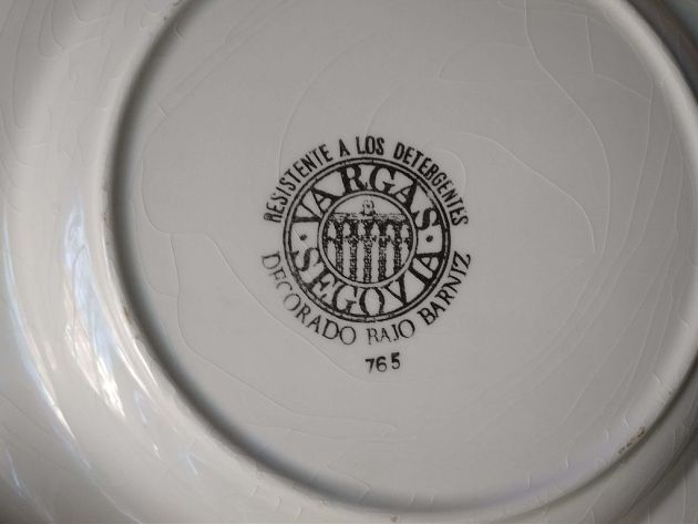 Sello de la antigua fábrica en el dorso de un plato Sello de la antigua fábrica en el dorso de un plato