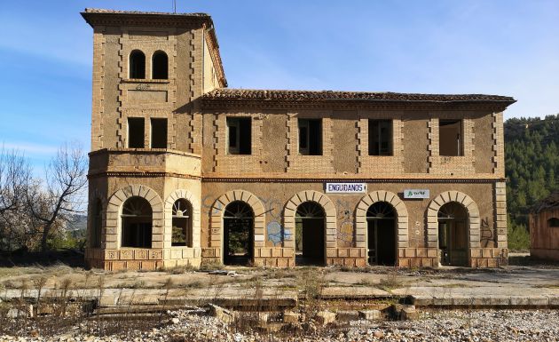 Estación de ferrocarril abandonada de Enguídanos (Cuenca). Estación de ferrocarril abandonada de Enguídanos (Cuenca).